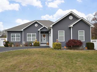 11 Macintosh Ln, Selden, NY 11784