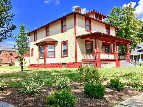1st image of 202 Oakwood Pl