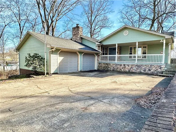 1402 Lakewood Cir, Washington, WV 26181