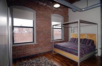 5th image of 1920 Wyandotte St APT 2