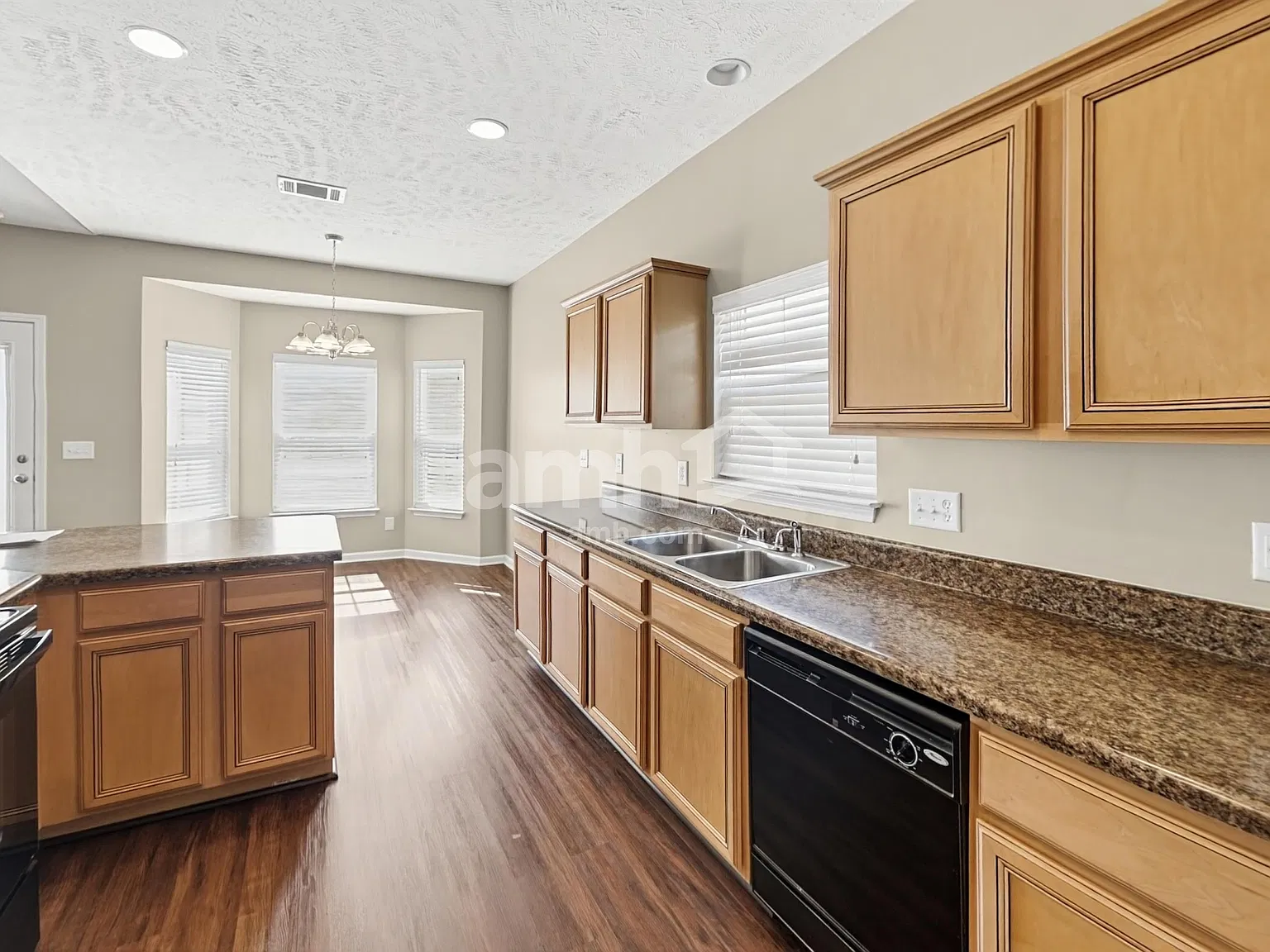 3 bed, 2.0 bath, 1957 sqft, $2,425 — Photo 4