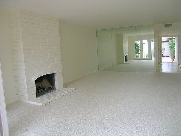 Spacious living room w/fireplac