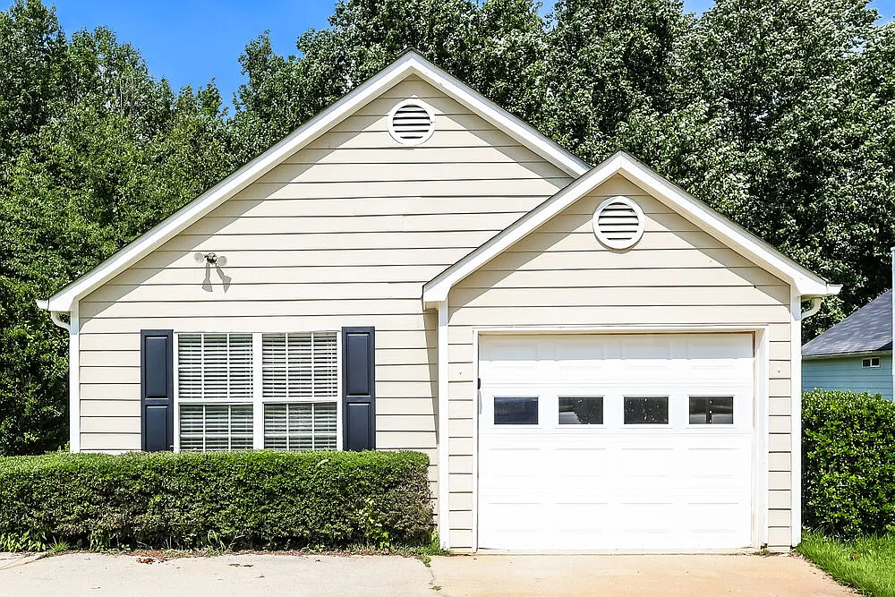 3 bed, 2.0 bath, 1172 sqft, $1,640 — Photo 1