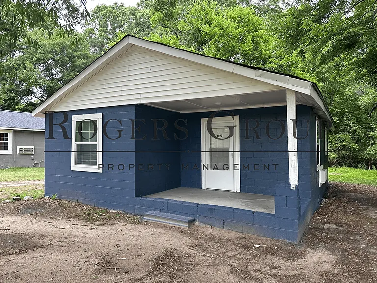 1023 Hughes St — Photo 1