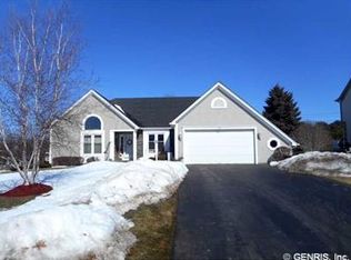 10 Chelsea Meadows Dr, West Henrietta, NY 14586