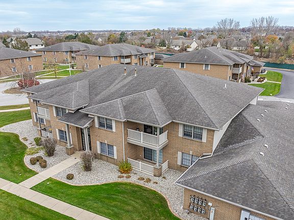 3rd image of 9824 Wildwood Ct Unit 2-B