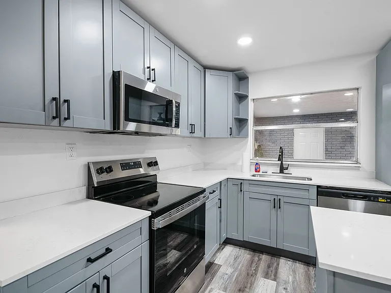 4303 W Woodlawn Ave — Photo 7