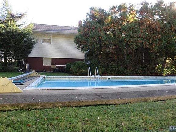 4th image of 746 Ringwood Ave