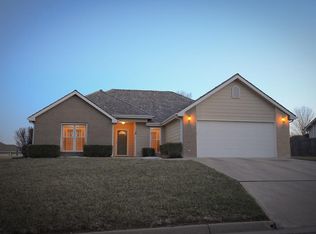 1527 Columbine Dr, Junction City, KS 66441