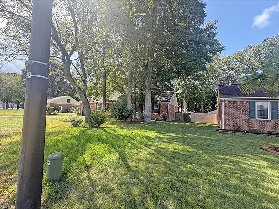 3rd image of 620 Emerald Ct