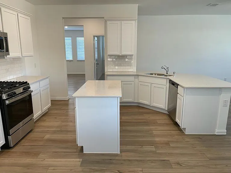 1115 Mahogany Ln — Photo 6