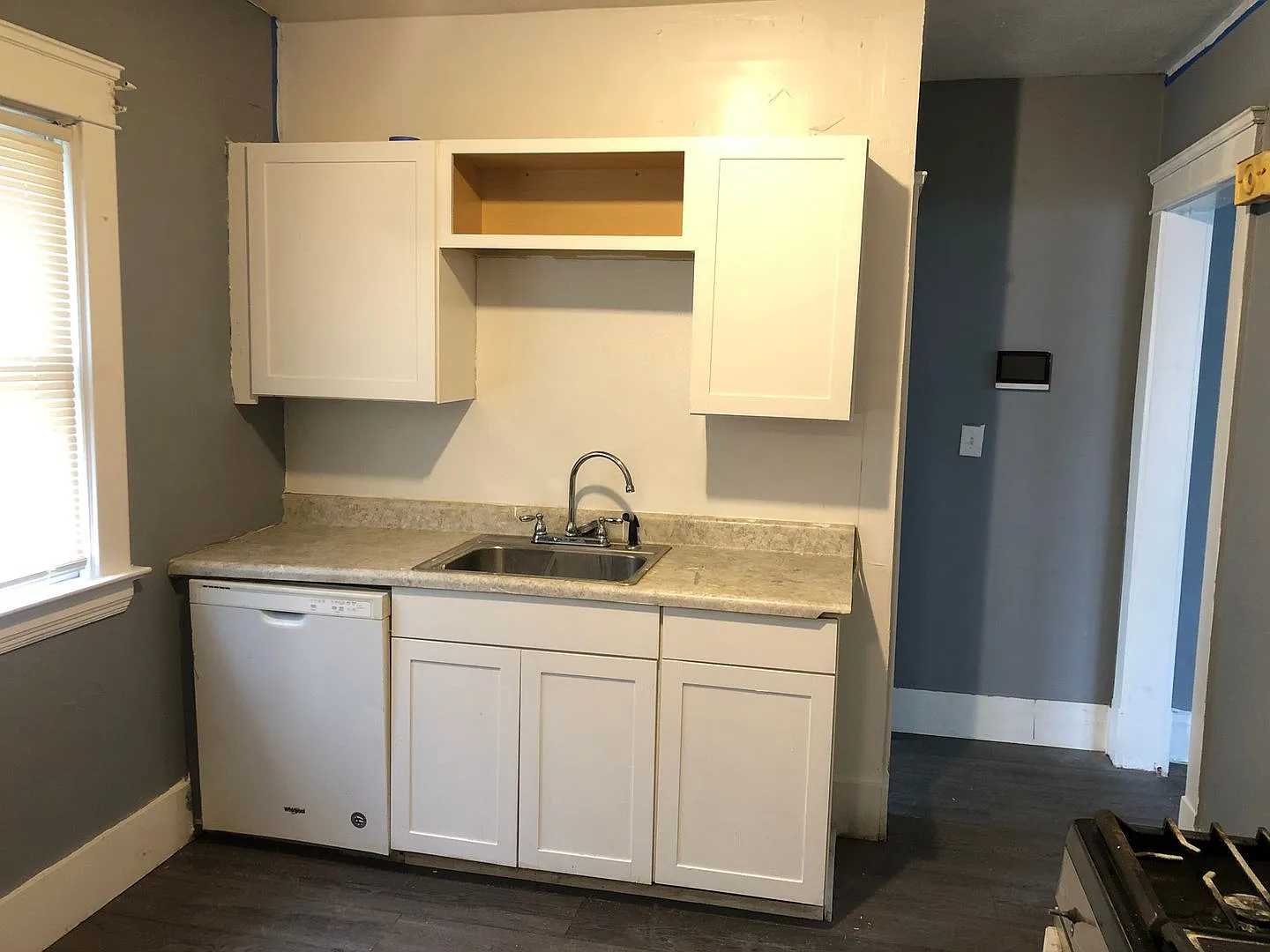 3 Bed 1 Bath In The Beautiful Old Brooklyn Neighborhood! — Photo 2