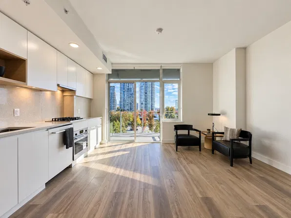 4433 Alaska St #403, Burnaby, BC V5C 5T3