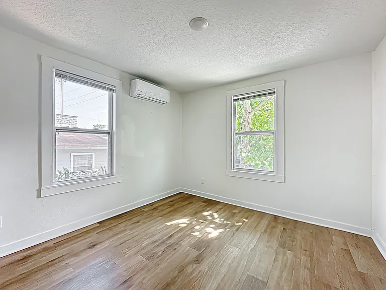 844 Tyler St — Photo 12