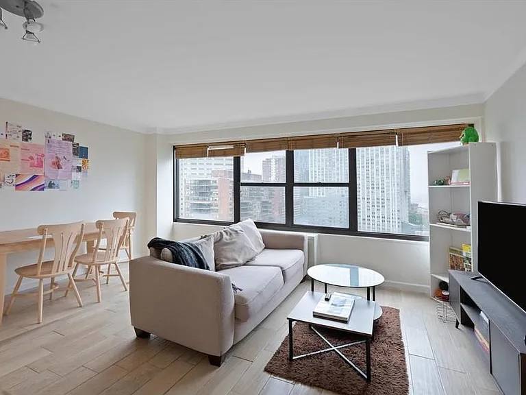 135 Montgomery St #20H — Photo 3
