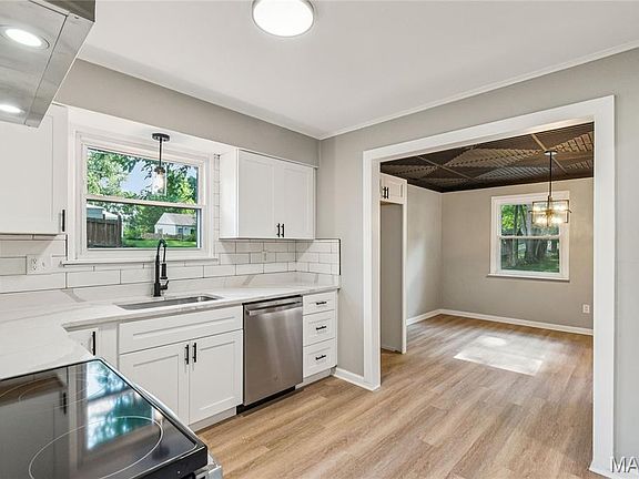 5th image of 1830 Washington St