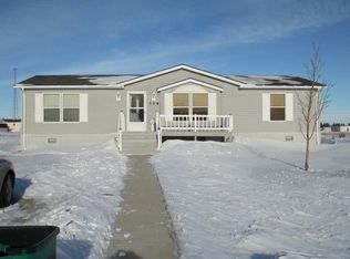 704 Buttercup Ln, Minot, ND 58701