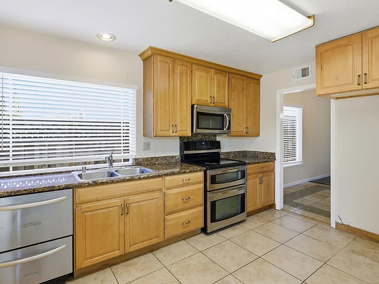 663 Albion Dr — Photo 17