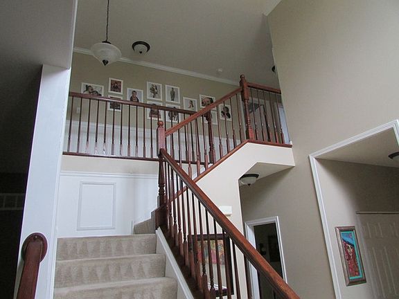 3rd image of 1915 Crestview Dr