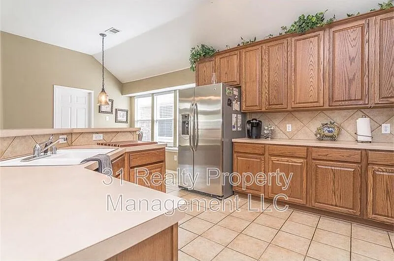 3 bed, 2.0 bath, 1628 sqft, $2,295 — Photo 2