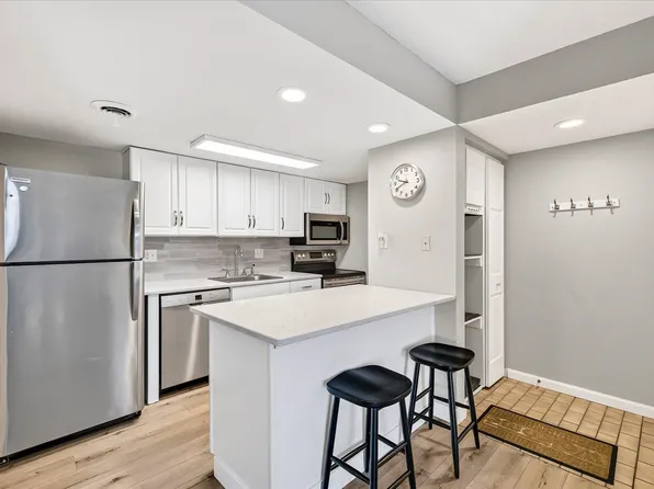 539 Donofrio Dr, Madison, WI 53719