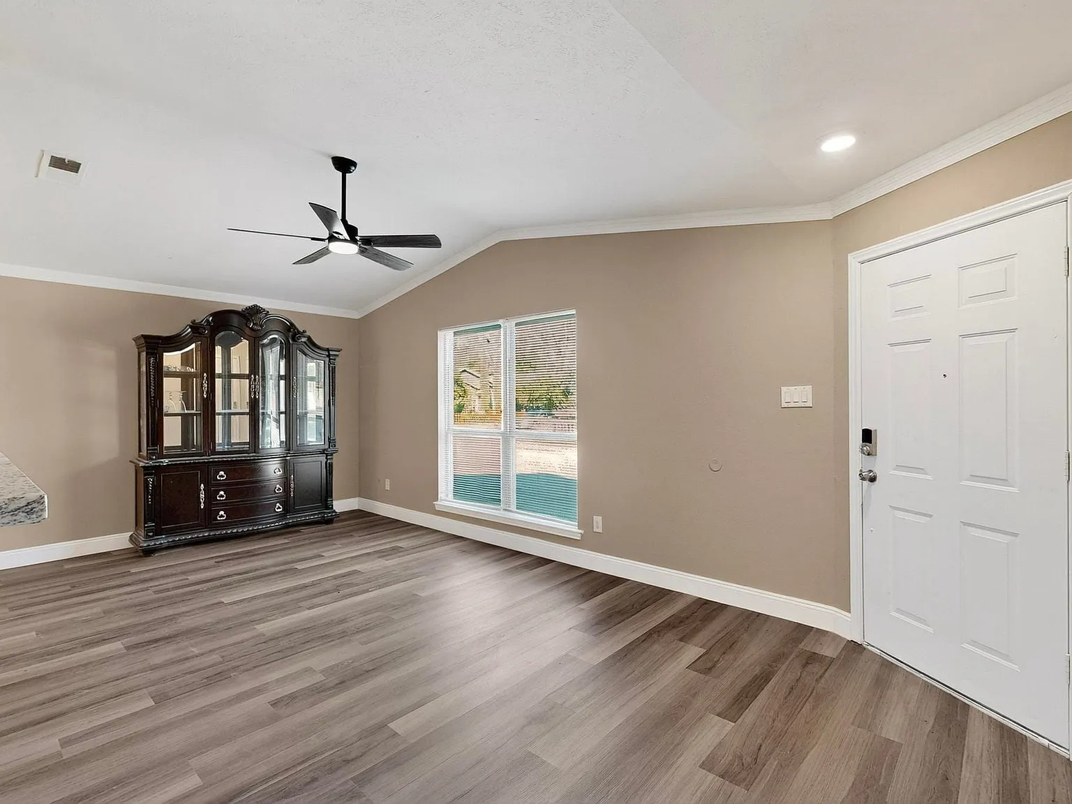 3 bed, 2.0 bath, 1084 sqft, $1,800 — Photo 4
