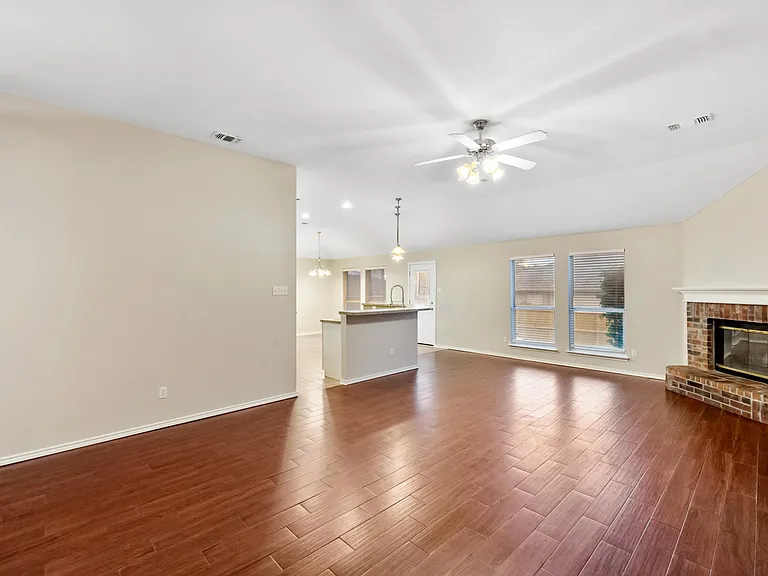 614 Douglas Dr — Photo 5