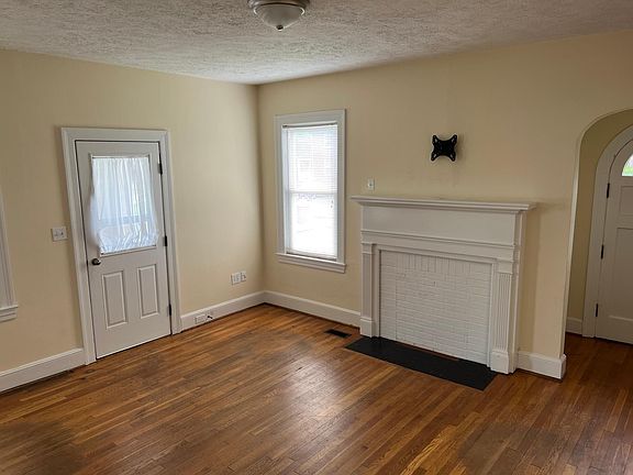 2nd image of 435 Pell Ave