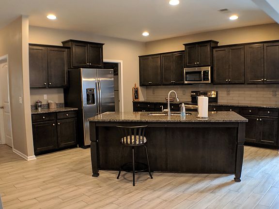 Kitchen with large island