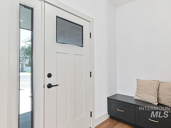 3rd image of 516 Maple Ct