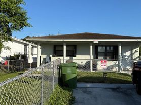 208 NW 7th St, Hallandale, FL