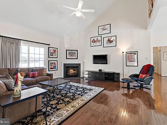4th image of 408 Lantern Ln