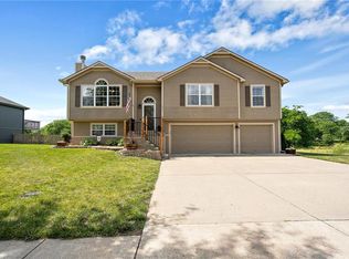 411 Meadowbrook Dr, Kearney, MO 64060