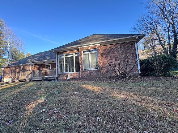 3rd image of 15 Oak Gate Dr