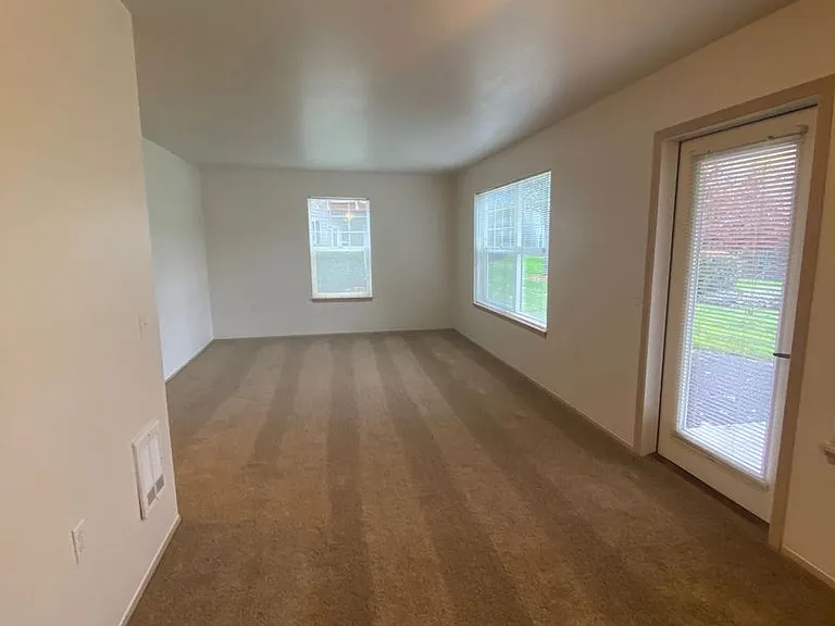 Sunrise Pointe Apartments — Photo 24