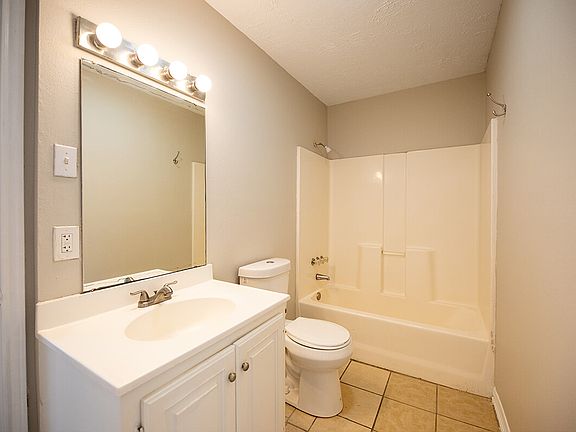 879B-SISTRUNK-bathroom2_06242025