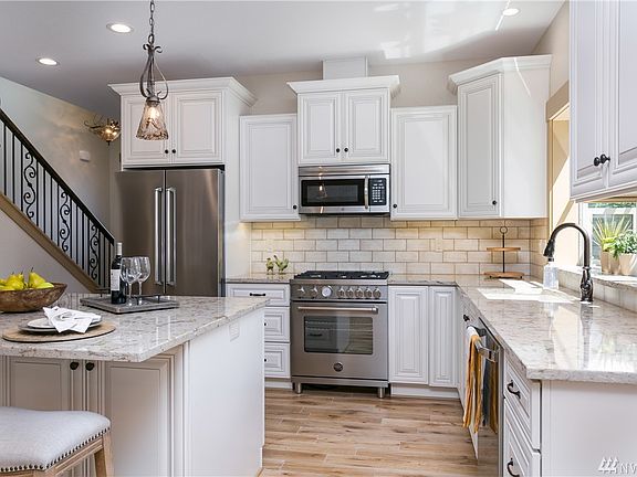 Soft close cabinets and 2 convection oven with high-end Italian appliance's 