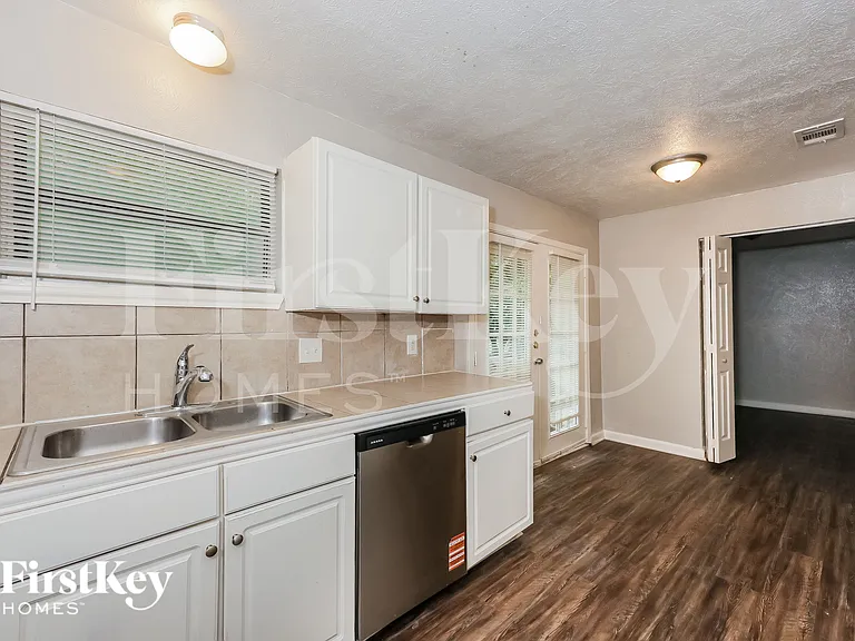 1504 Valley View St — Photo 9