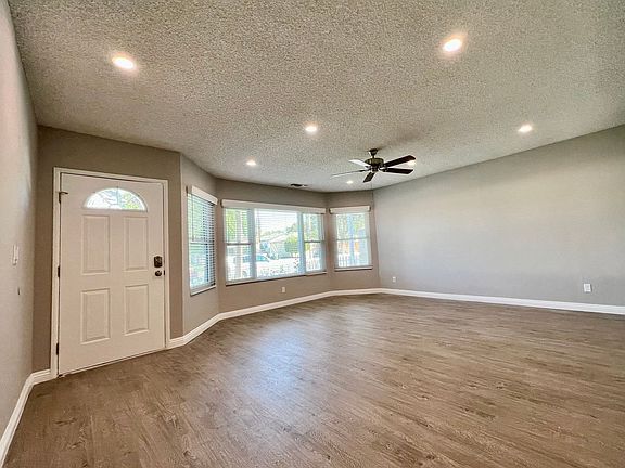 4th image of 24457-59 Madison St #24459
