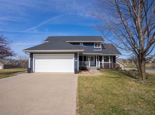 1202 Shadow Ln, Pella, IA 50219
