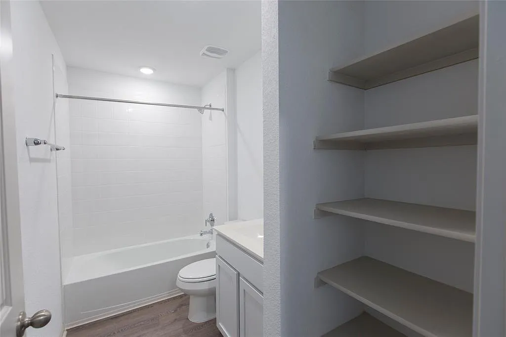 4 bed, 2.0 bath, 1684 sqft, $2,050 — Photo 4