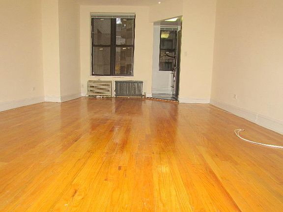 3rd image of 231 E 46th St