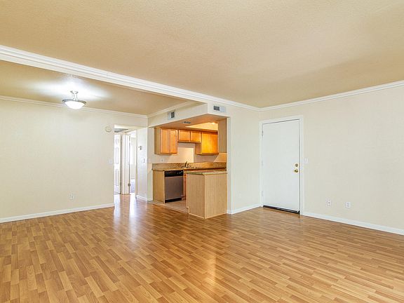 3rd image of 740 W Elm St Unit 157