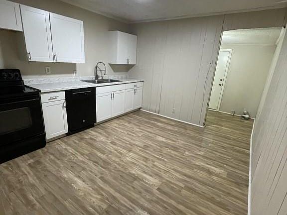 4th image of 225 E Sharpe St