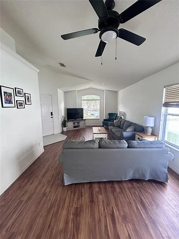 4 bed, 2.0 bath, 1804 sqft, $3,200 — Photo 2