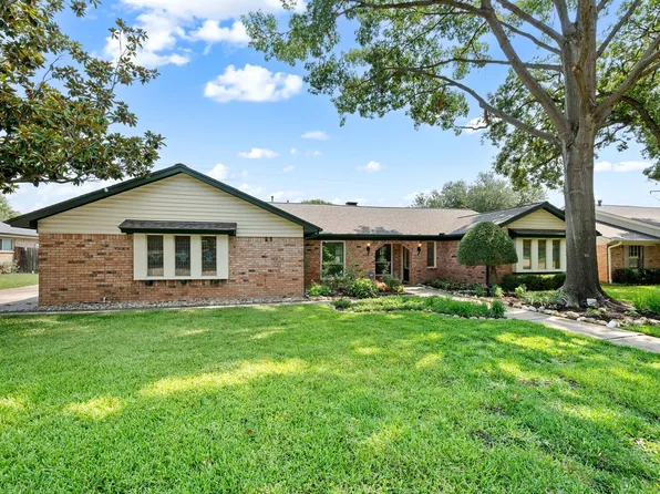 624 Springhill Ct, Hurst, TX 76054