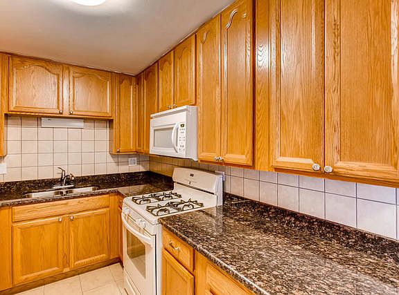 4th image of 5202 Washington St APT 208