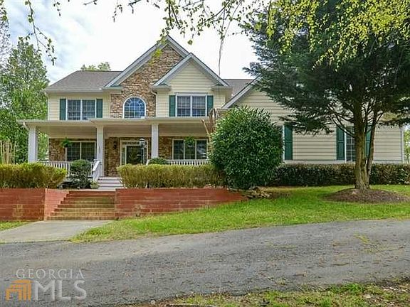 Circular drive affords lots of parking for family or friends amid stunning landscape