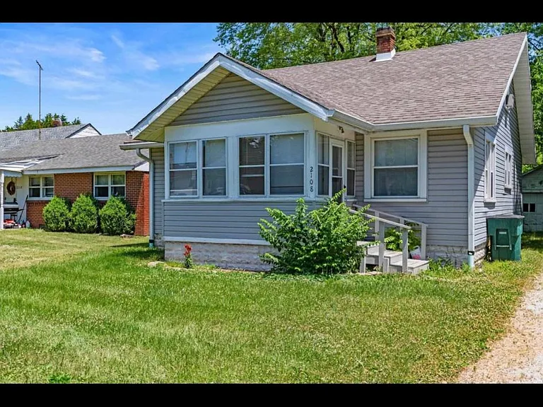 2108 N Ball Ave — Photo 3