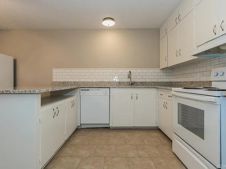1574 Skyline Dr — Photo 4